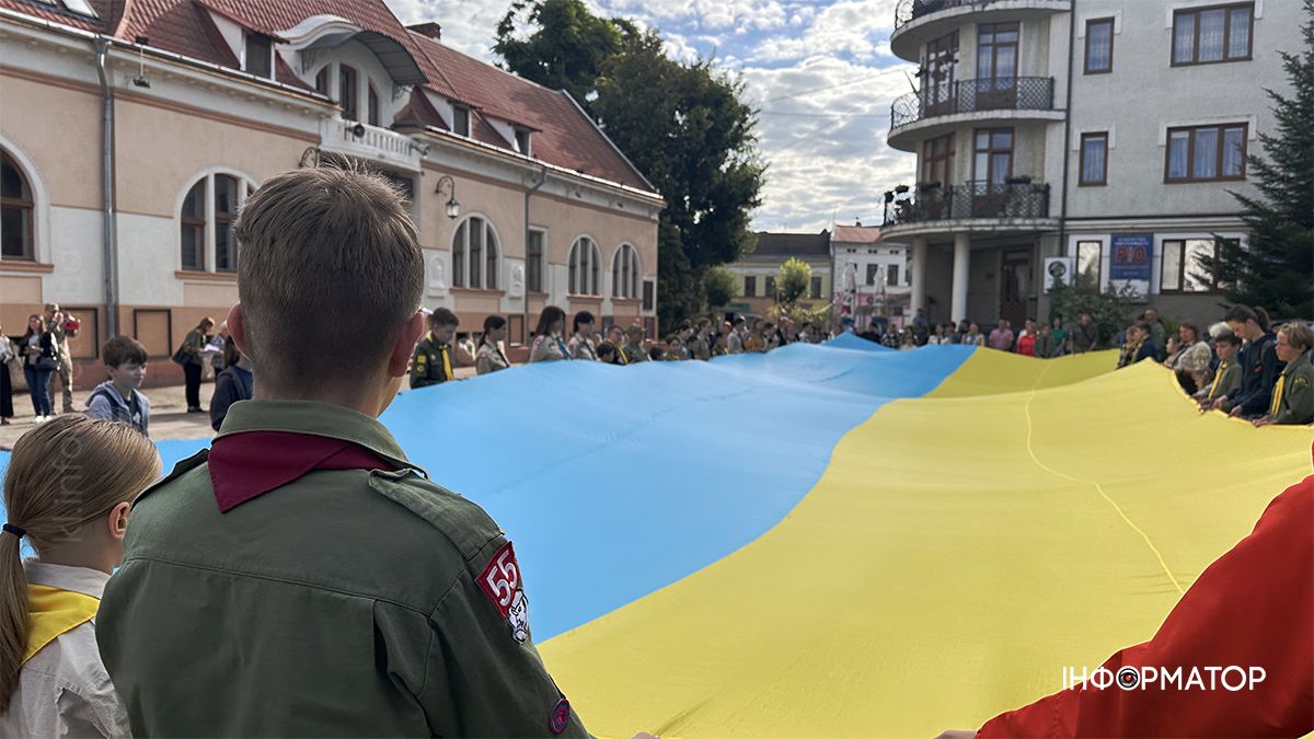 До Дня Державного Прапора в Коломиї розгорнули 17-метровий стяг 17