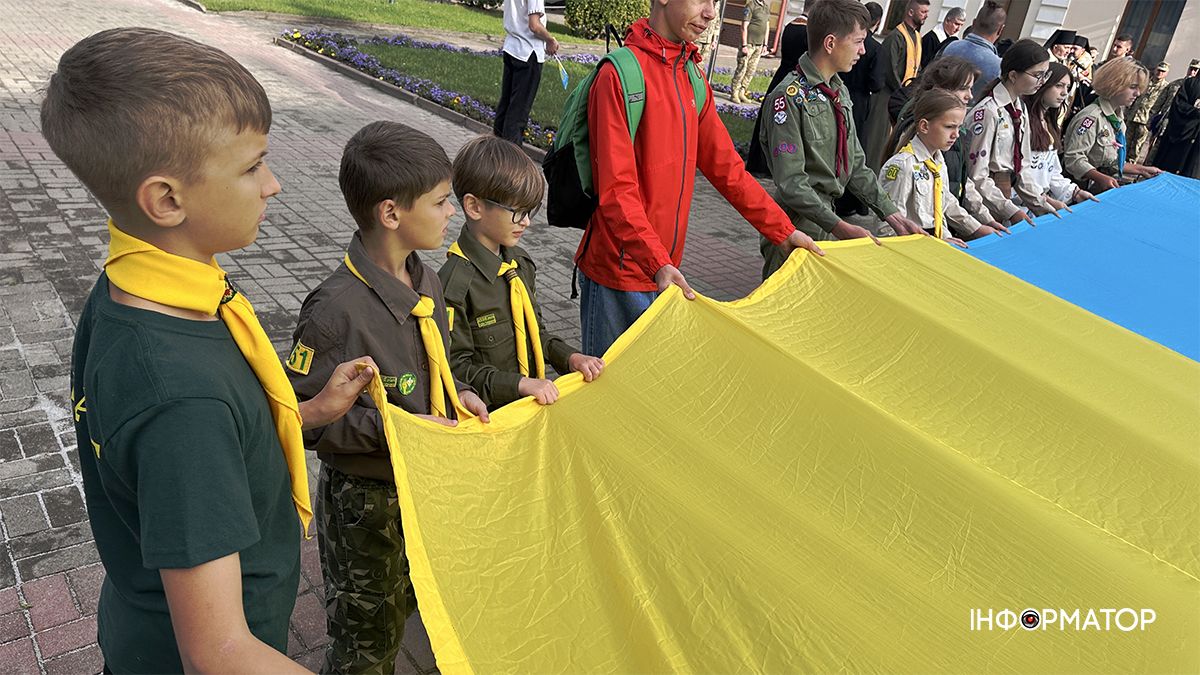 До Дня Державного Прапора в Коломиї розгорнули 17-метровий стяг 18