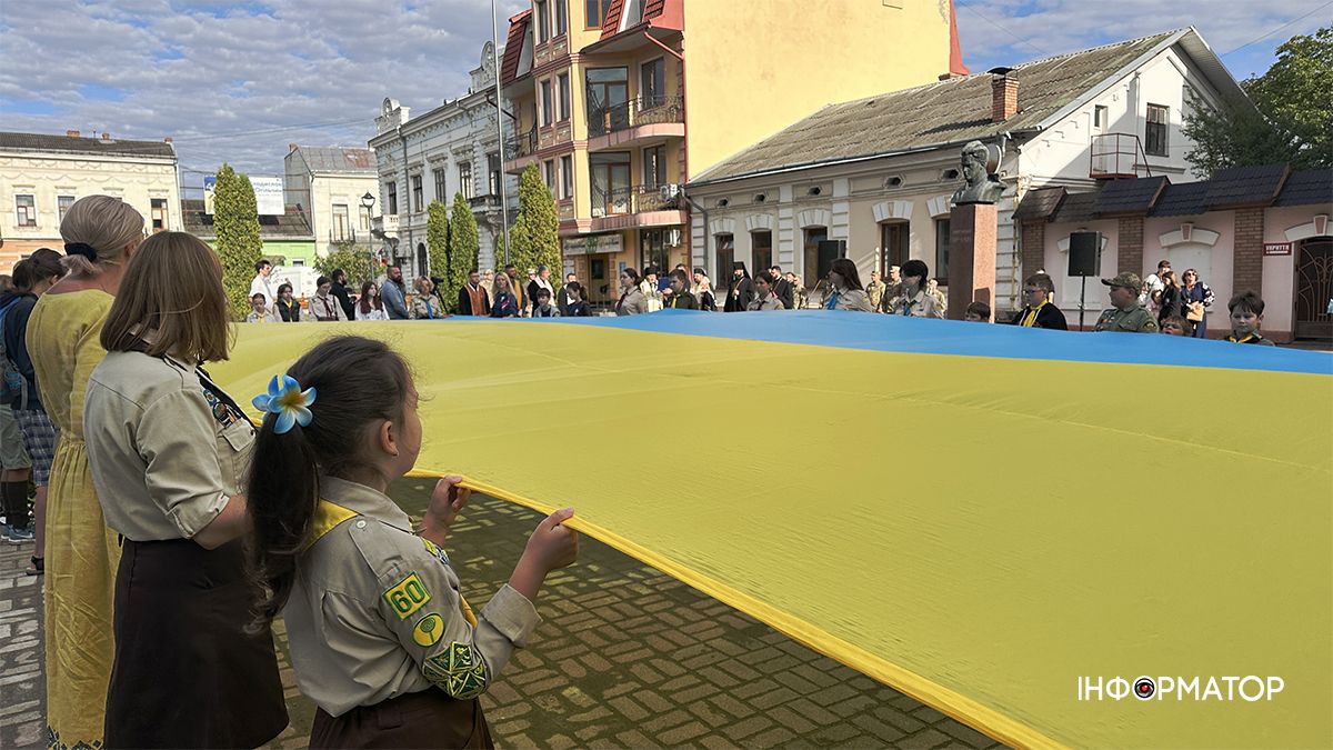 До Дня Державного Прапора в Коломиї розгорнули 17-метровий стяг 20