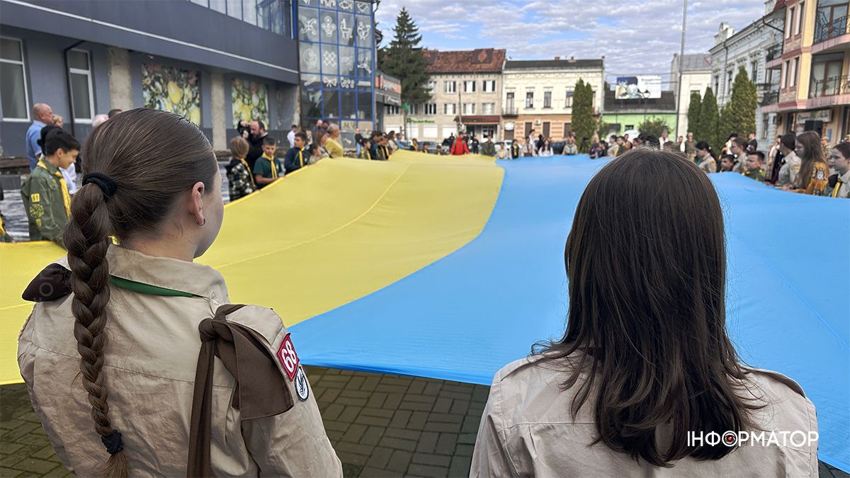 До Дня Державного Прапора в Коломиї розгорнули 17-метровий стяг 1