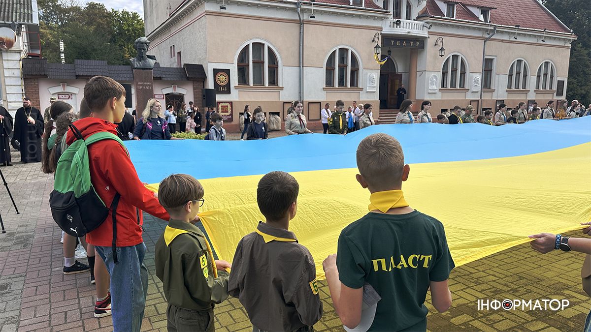 До Дня Державного Прапора в Коломиї розгорнули 17-метровий стяг 2