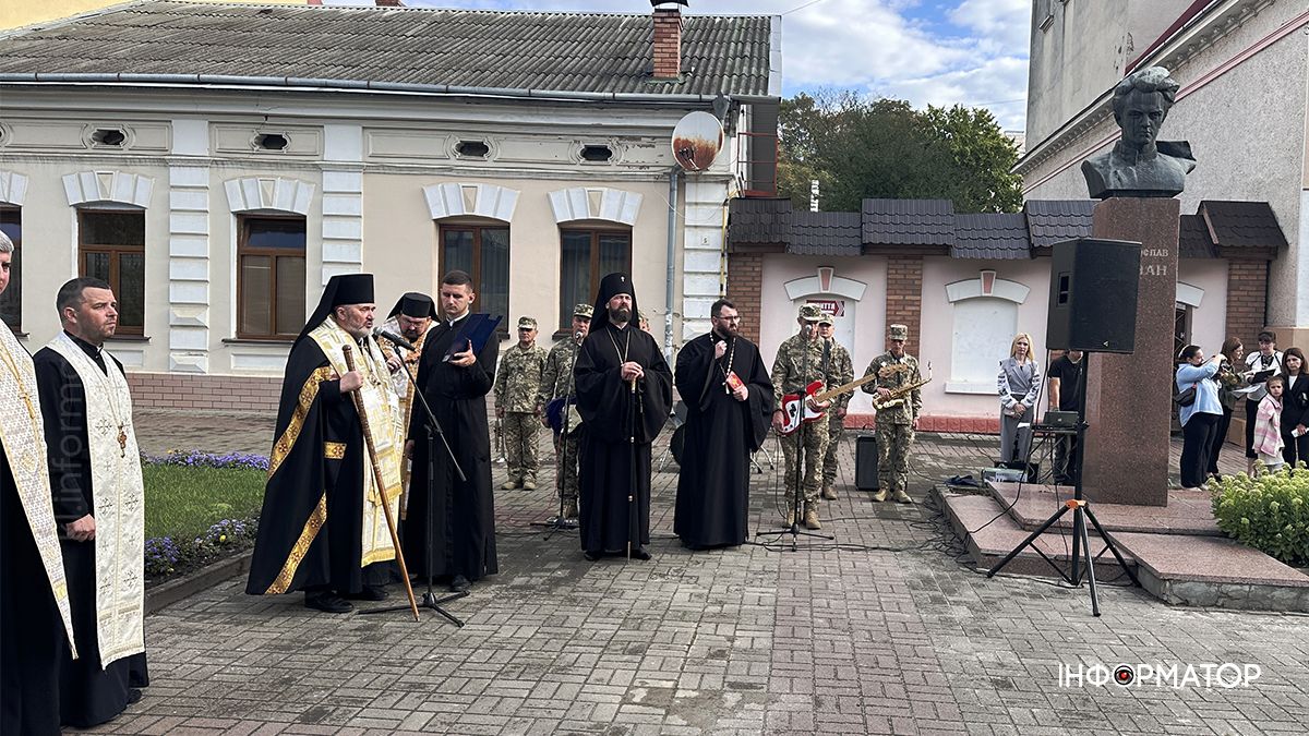 До Дня Державного Прапора в Коломиї розгорнули 17-метровий стяг 3