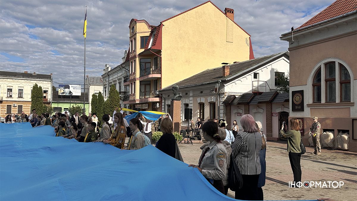 До Дня Державного Прапора в Коломиї розгорнули 17-метровий стяг 4