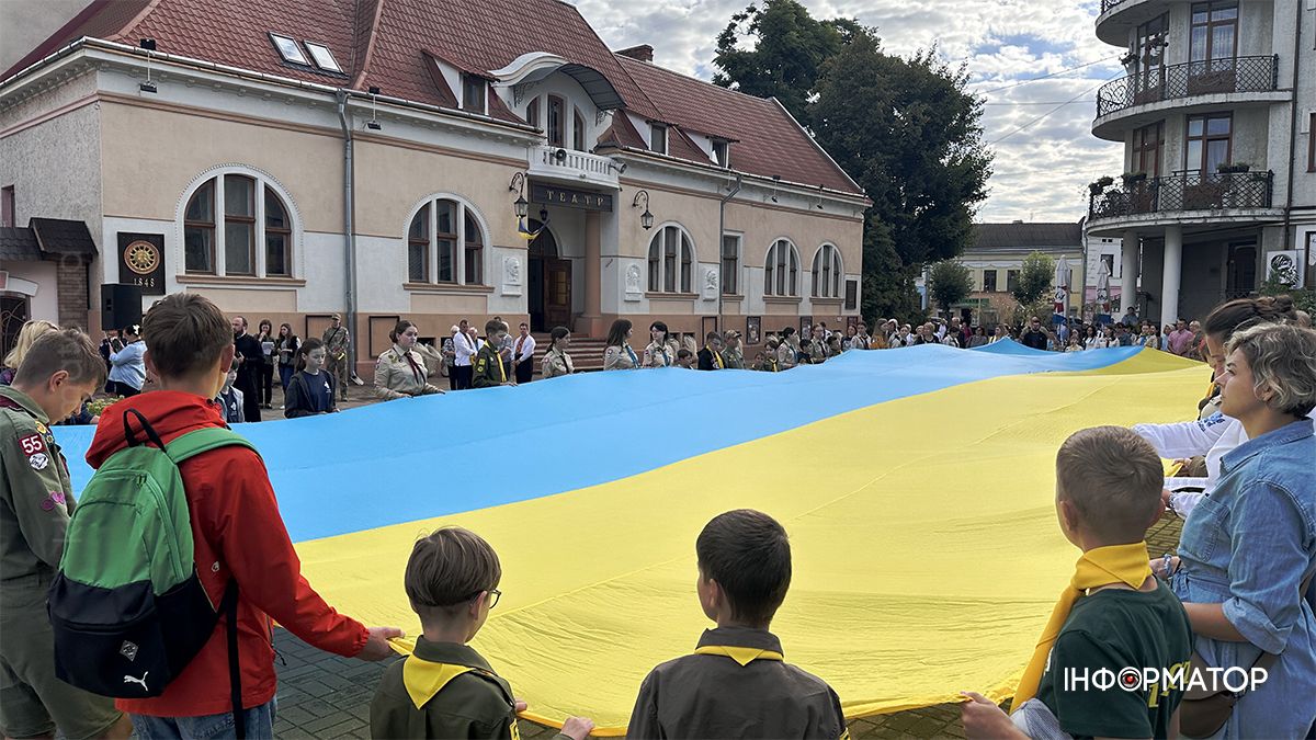 До Дня Державного Прапора в Коломиї розгорнули 17-метровий стяг 5