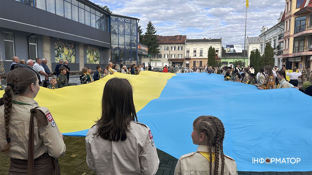 До Дня Державного Прапора в Коломиї розгорнули 17-метровий стяг 6