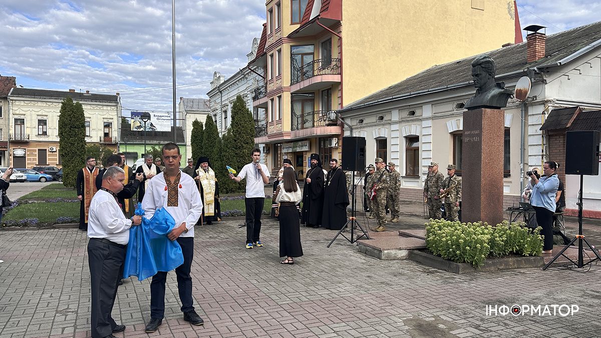 До Дня Державного Прапора в Коломиї розгорнули 17-метровий стяг 8