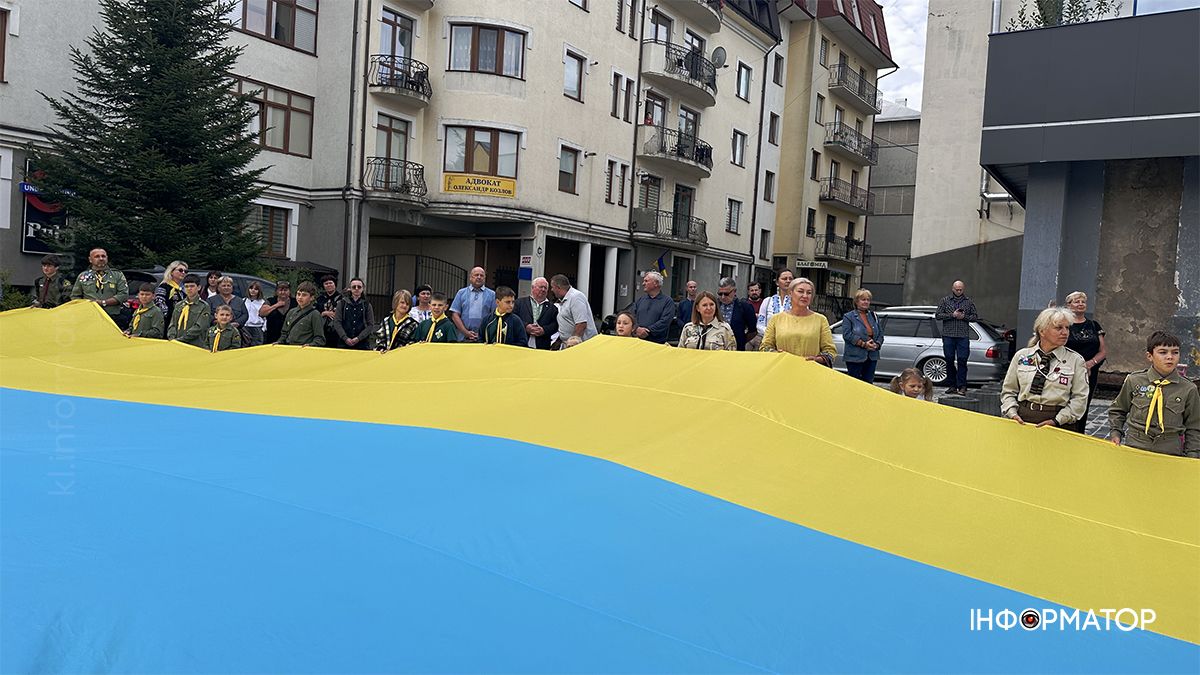 До Дня Державного Прапора в Коломиї розгорнули 17-метровий стяг 9