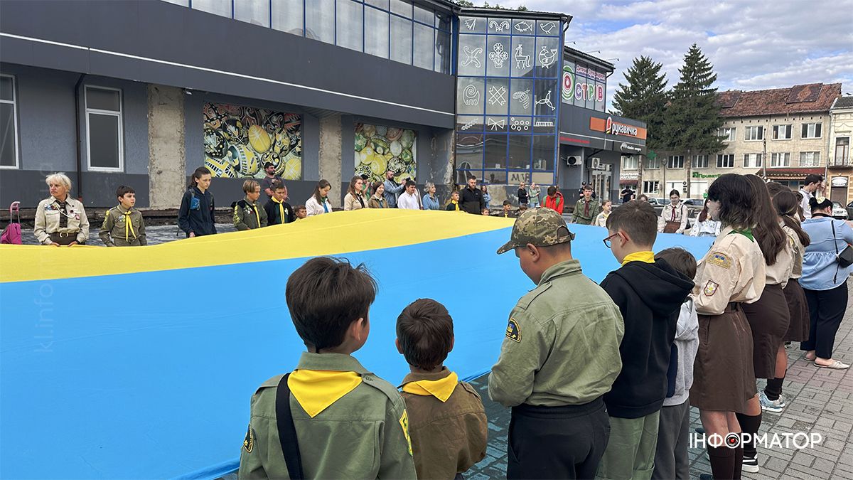 До Дня Державного Прапора в Коломиї розгорнули 17-метровий стяг 10