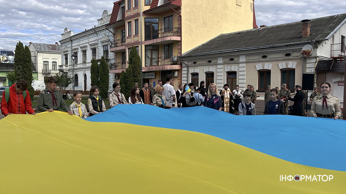 До Дня Державного Прапора в Коломиї розгорнули 17-метровий стяг 11