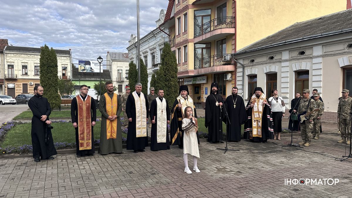 До Дня Державного Прапора в Коломиї розгорнули 17-метровий стяг 12
