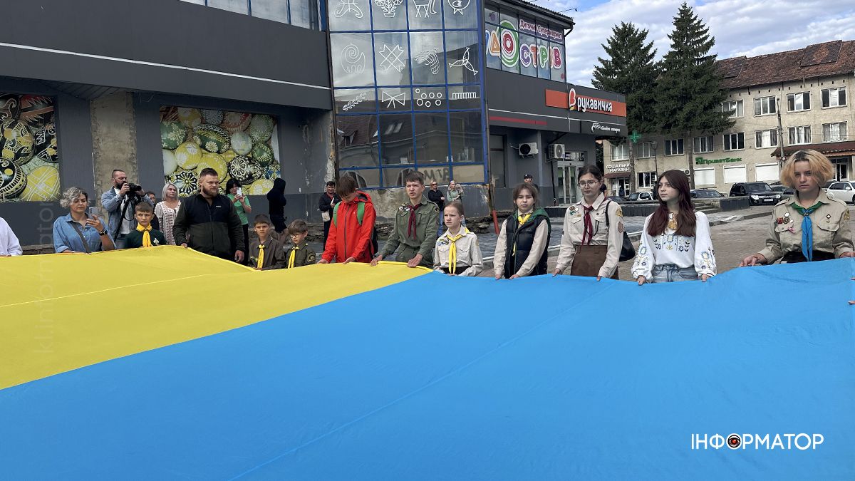 До Дня Державного Прапора в Коломиї розгорнули 17-метровий стяг 13