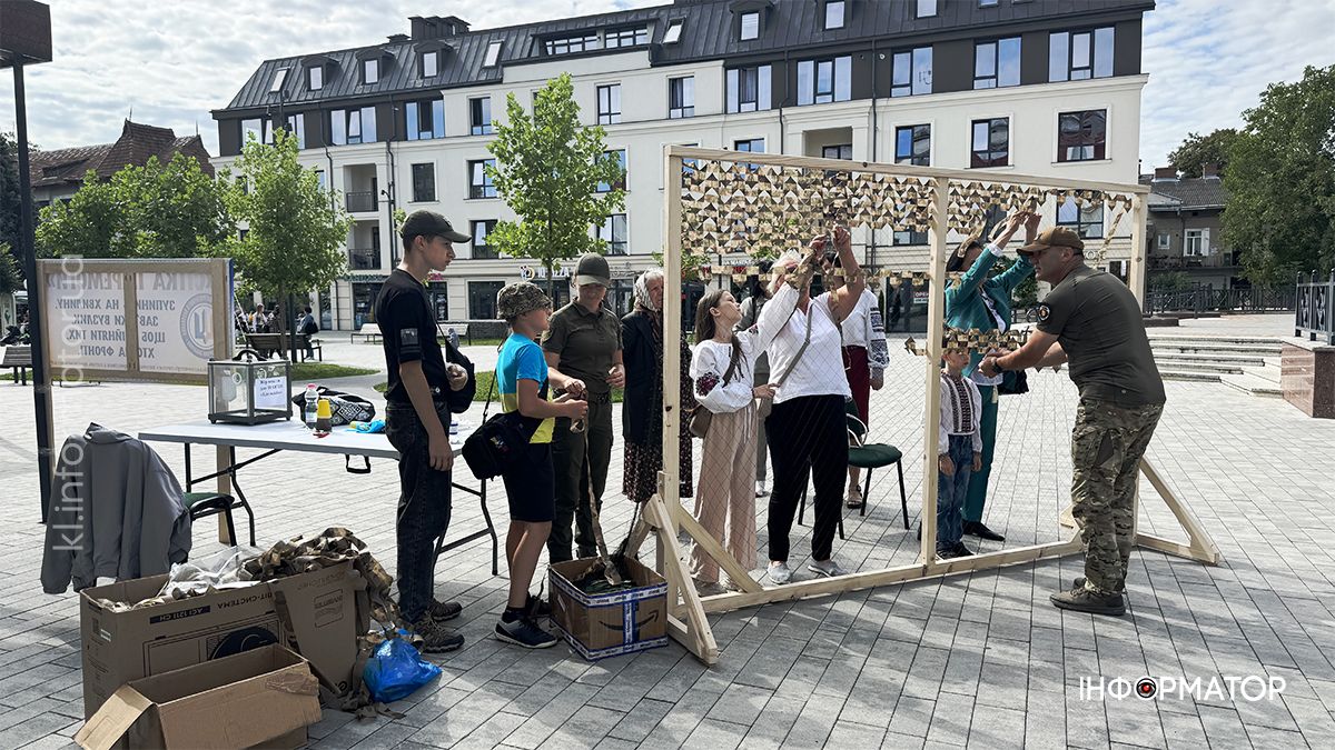 Коломиян запрошують доєднатися до плетіння маскувальної сітки на стометрівці 2