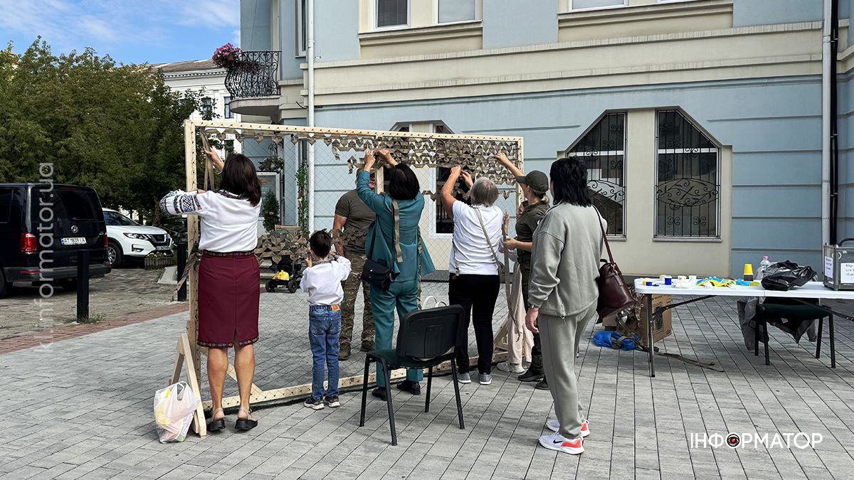 Коломиян запрошують доєднатися до плетіння маскувальної сітки на стометрівці 4
