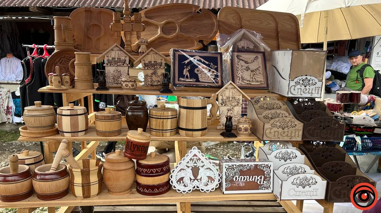 Дерев’яні вироби на Смоднянському базарі: гуцульські мистецькі шедеври 6