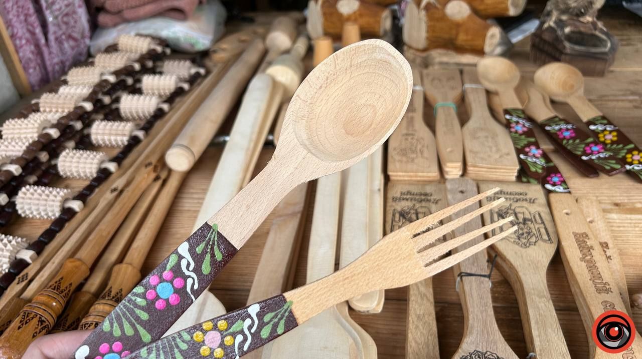 Дерев’яні вироби на Смоднянському базарі: гуцульські мистецькі шедеври