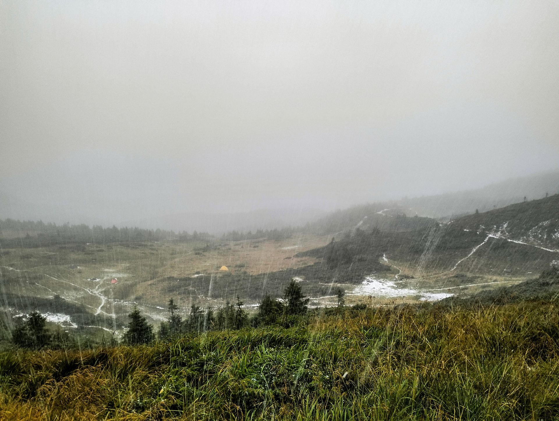 "Літній сюрприз": Карпати засипало градом 2