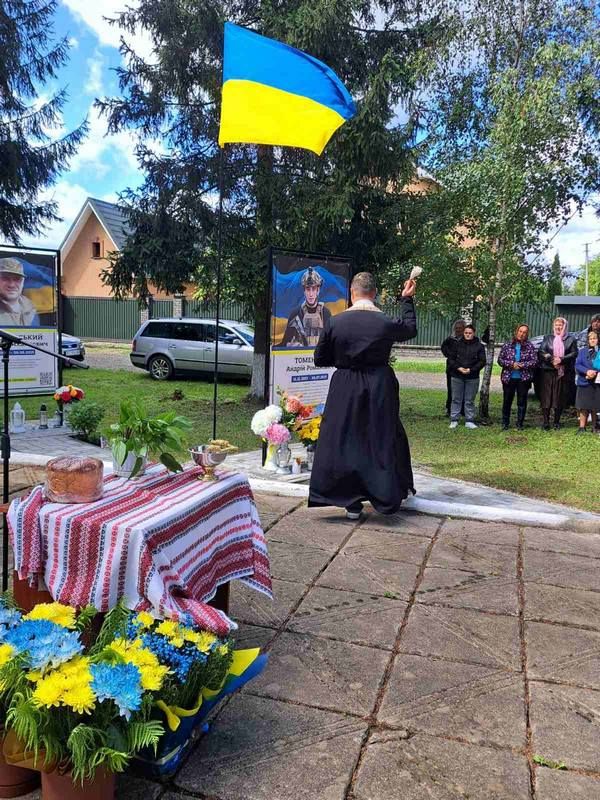 у селі Ценява 8