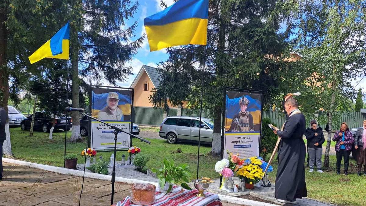 Загиблому воїну Андрію Томенчуку освятили пам'ятний банер у рідному селі на Коломийщині