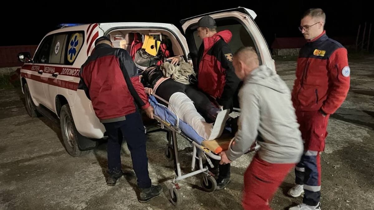 За добу гірські рятувальники двічі допомагали травмованим мандрівникам