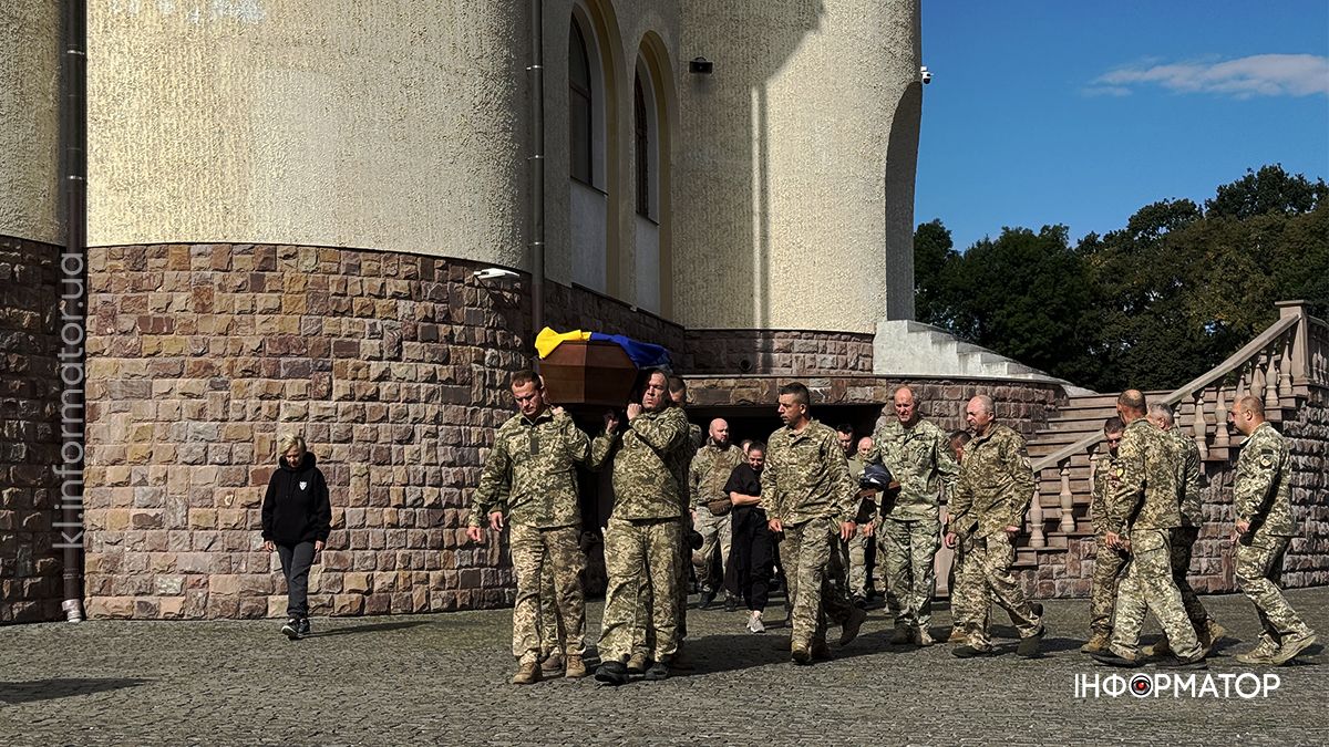 В останню путь у Коломиї провели захисника Еріка Зайцева 2