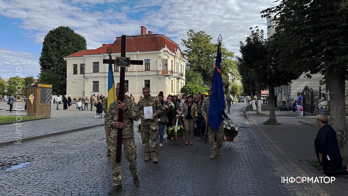 В останню путь у Коломиї провели захисника Еріка Зайцева 4