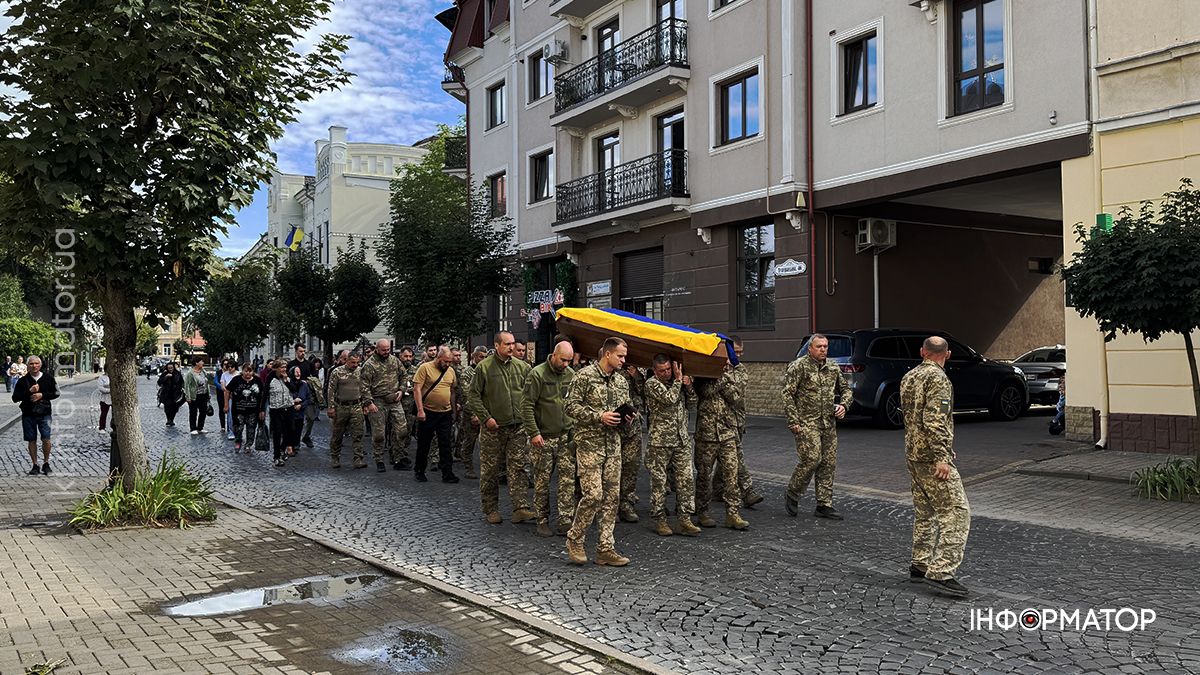 В останню путь у Коломиї провели захисника Еріка Зайцева 5