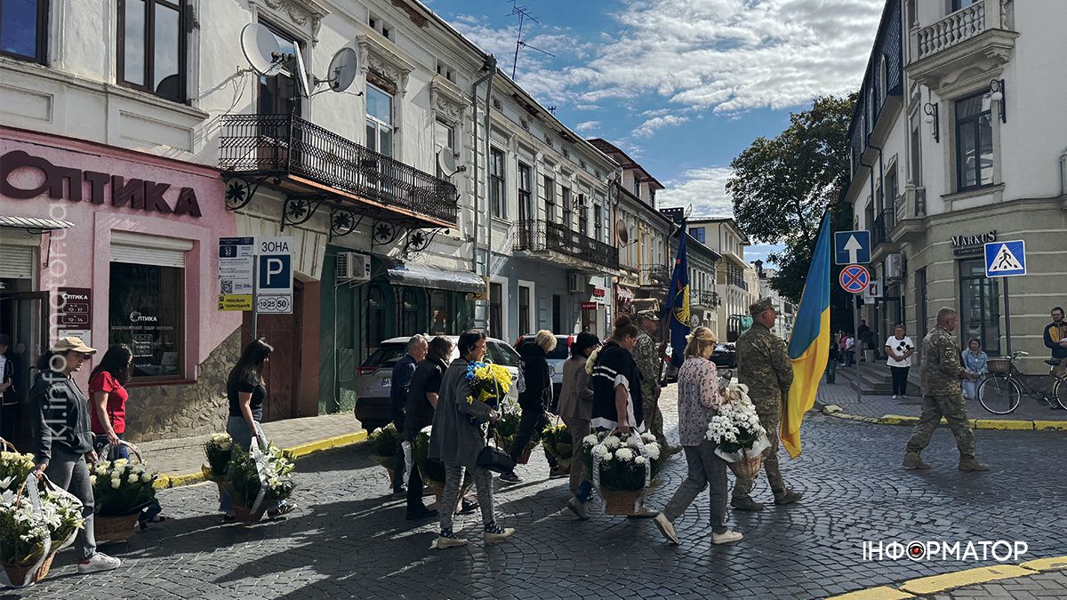 В останню путь у Коломиї провели захисника Еріка Зайцева 8