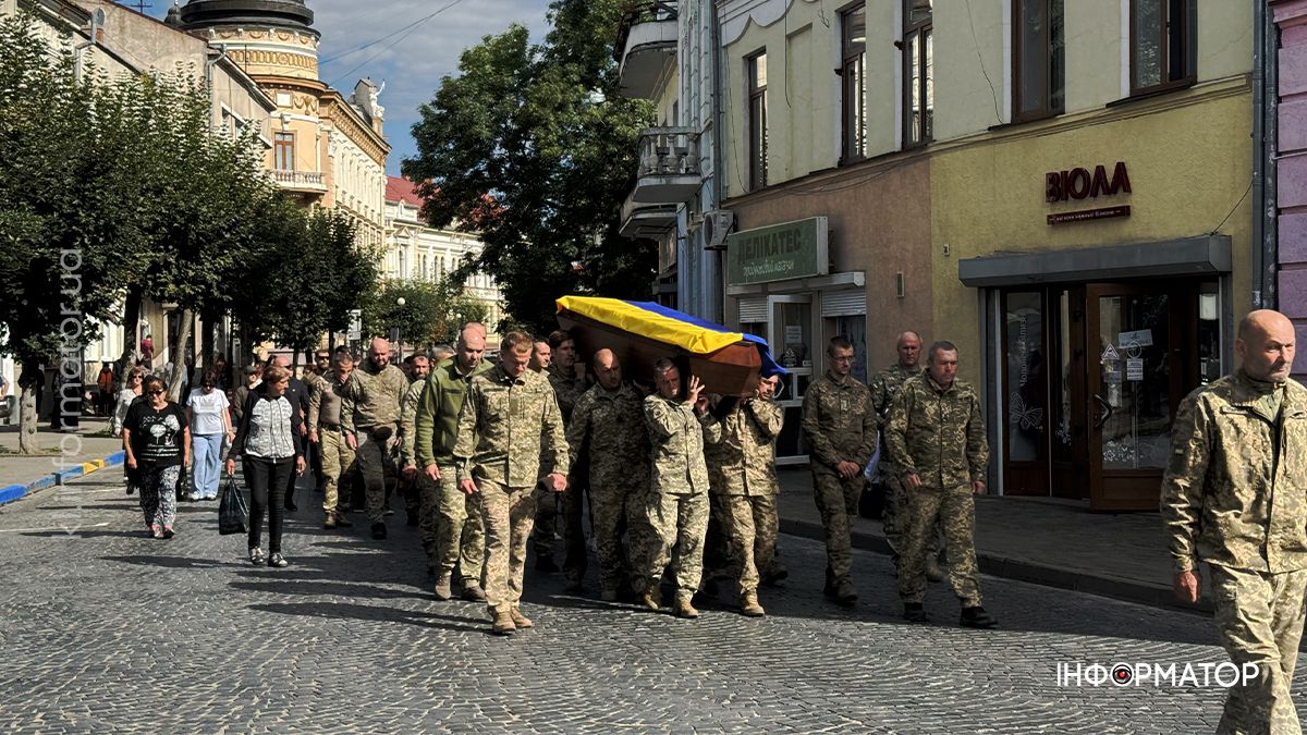 В останню путь у Коломиї провели захисника Еріка Зайцева 9