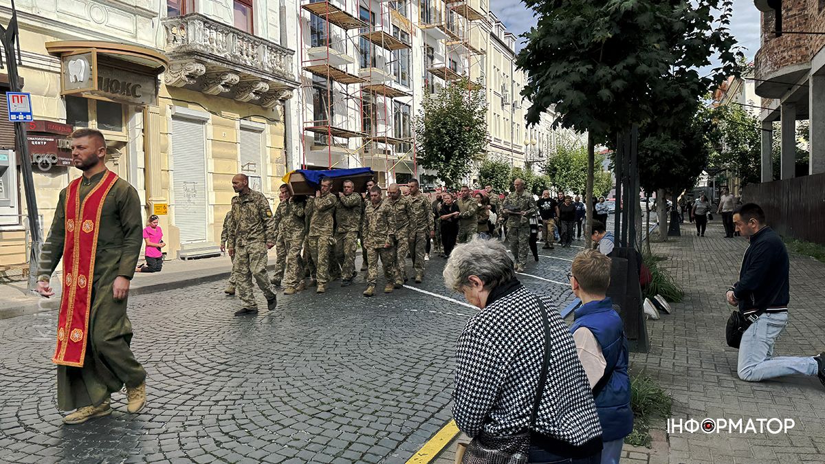 В останню путь у Коломиї провели захисника Еріка Зайцева 10