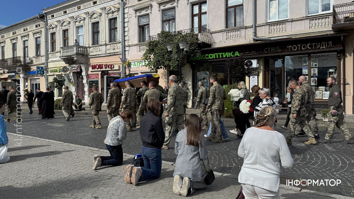 В останню путь у Коломиї провели захисника Еріка Зайцева 16