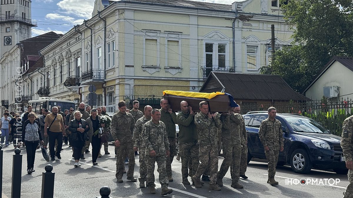 В останню путь у Коломиї провели захисника Еріка Зайцева 20