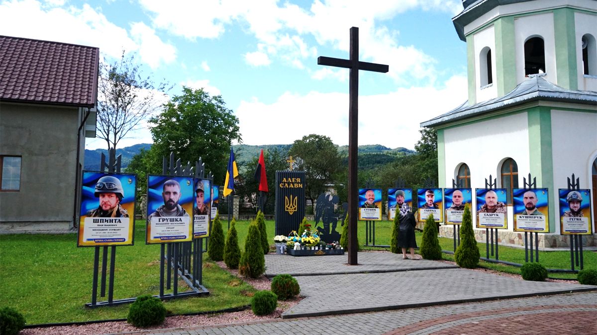 Алею Слави в пам'ять про загиблих воїнів відкрили на Надвірнянщині