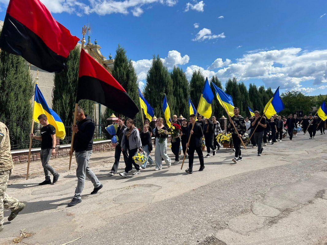 У Городенківській громаді попрощалися із полеглим воїном Дмитром Курилівим 12
