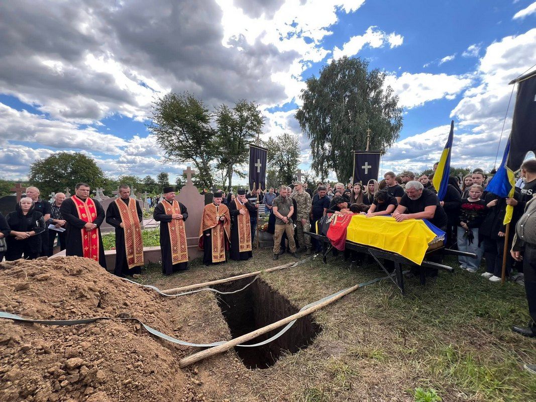 У Городенківській громаді попрощалися із полеглим воїном Дмитром Курилівим 13