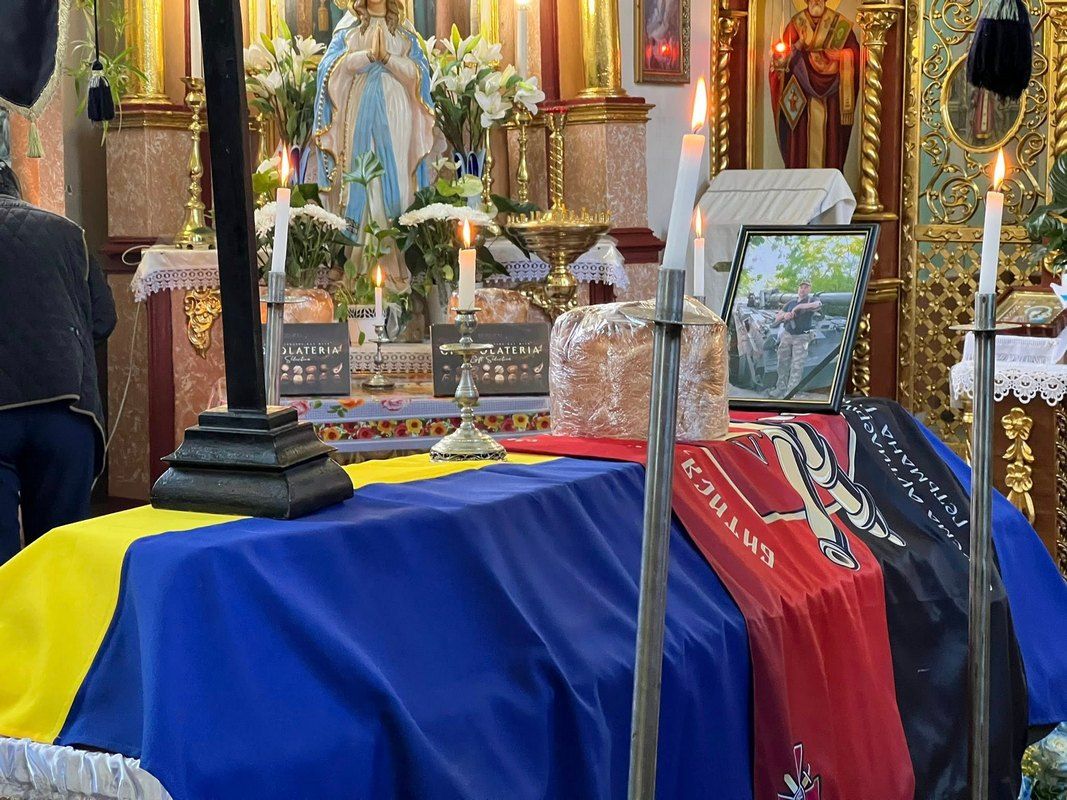 У Городенківській громаді попрощалися із полеглим воїном Дмитром Курилівим 11