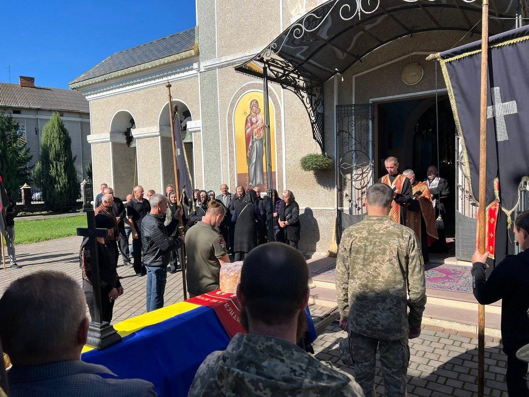 У Городенківській громаді попрощалися із полеглим воїном Дмитром Курилівим 10