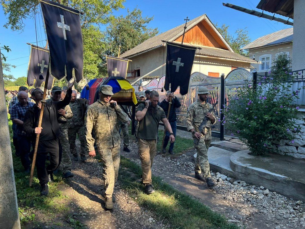 У Городенківській громаді попрощалися із полеглим воїном Дмитром Курилівим 7