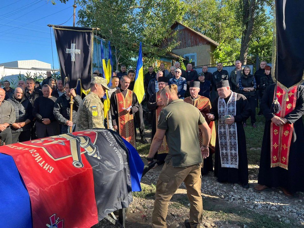 У Городенківській громаді попрощалися із полеглим воїном Дмитром Курилівим 6