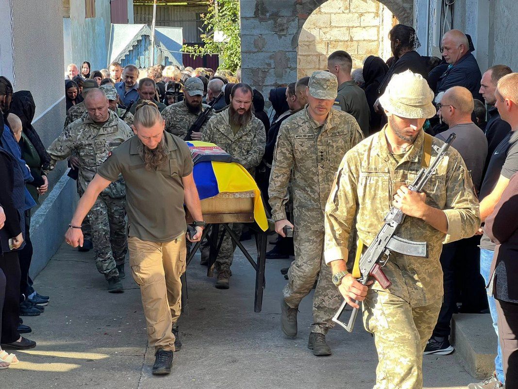 У Городенківській громаді попрощалися із полеглим воїном Дмитром Курилівим 4