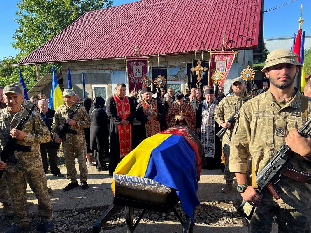 У Городенківській громаді попрощалися із полеглим воїном Дмитром Курилівим 2