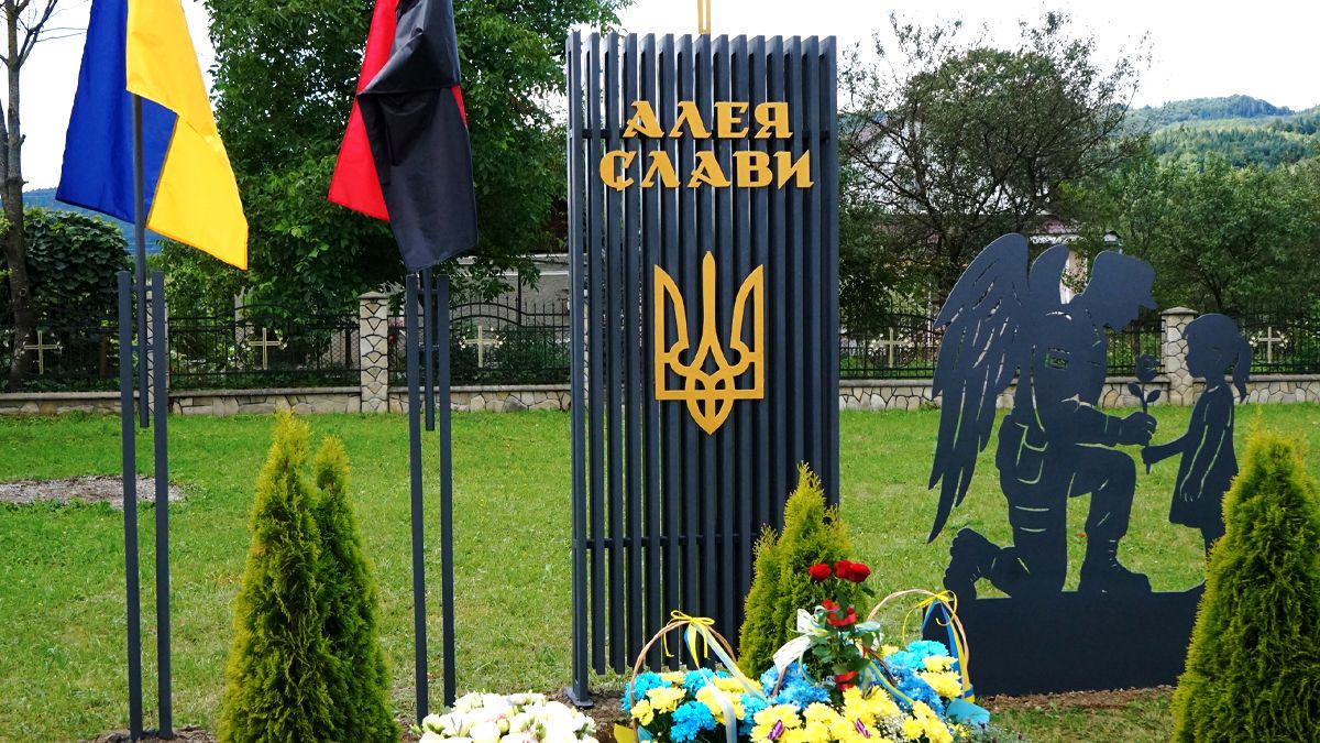 Алею Слави в пам'ять про загиблих воїнів відкрили на Надвірнянщині 1
