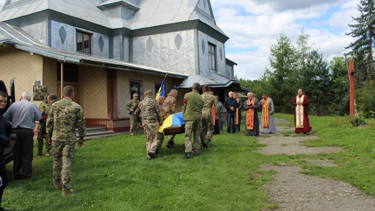 На Надвірнянщині провели в останню дорогу захисника Олександра Кальку