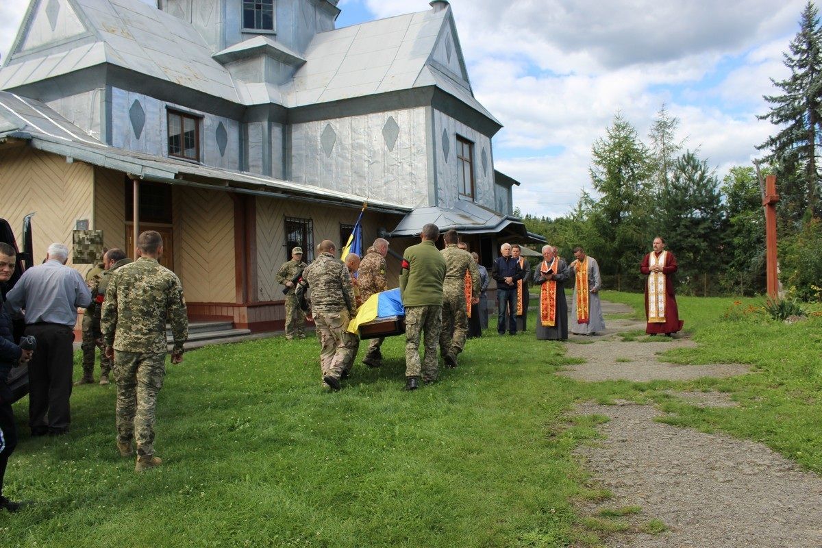 На Надвірнянщині провели в останню дорогу захисника Олександра Кальку 4
