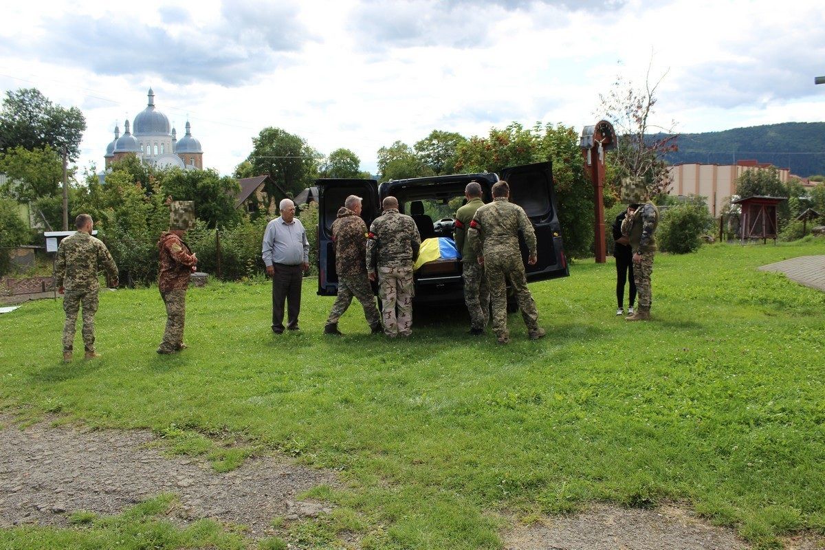 На Надвірнянщині провели в останню дорогу захисника Олександра Кальку 1