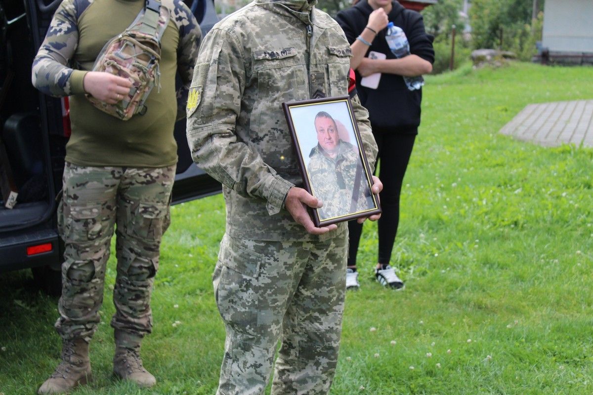 На Надвірнянщині провели в останню дорогу захисника Олександра Кальку 2