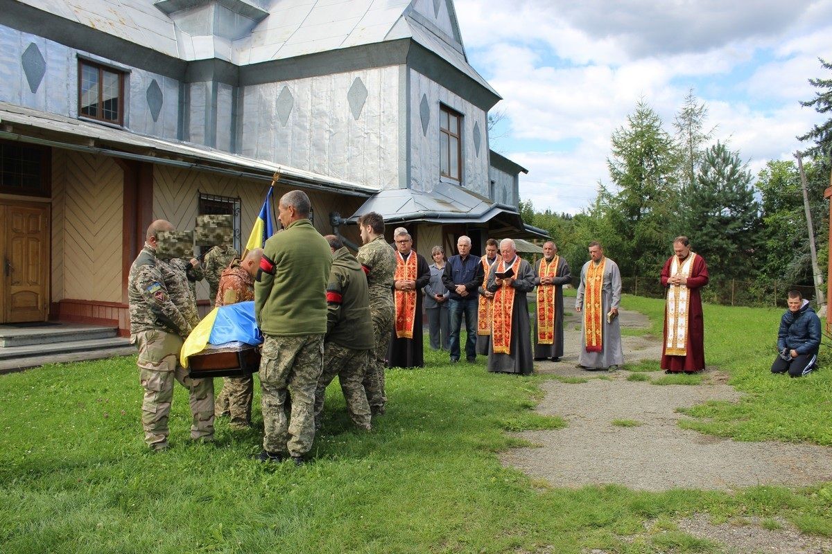 На Надвірнянщині провели в останню дорогу захисника Олександра Кальку 3
