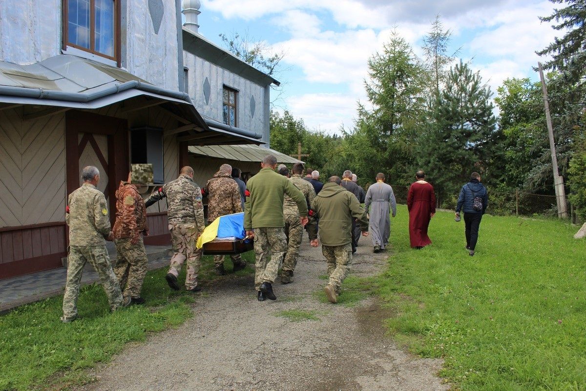На Надвірнянщині провели в останню дорогу захисника Олександра Кальку 5