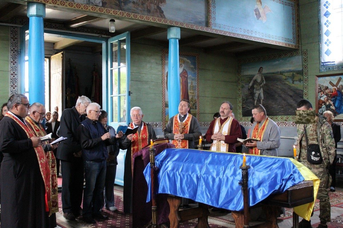 На Надвірнянщині провели в останню дорогу захисника Олександра Кальку 6