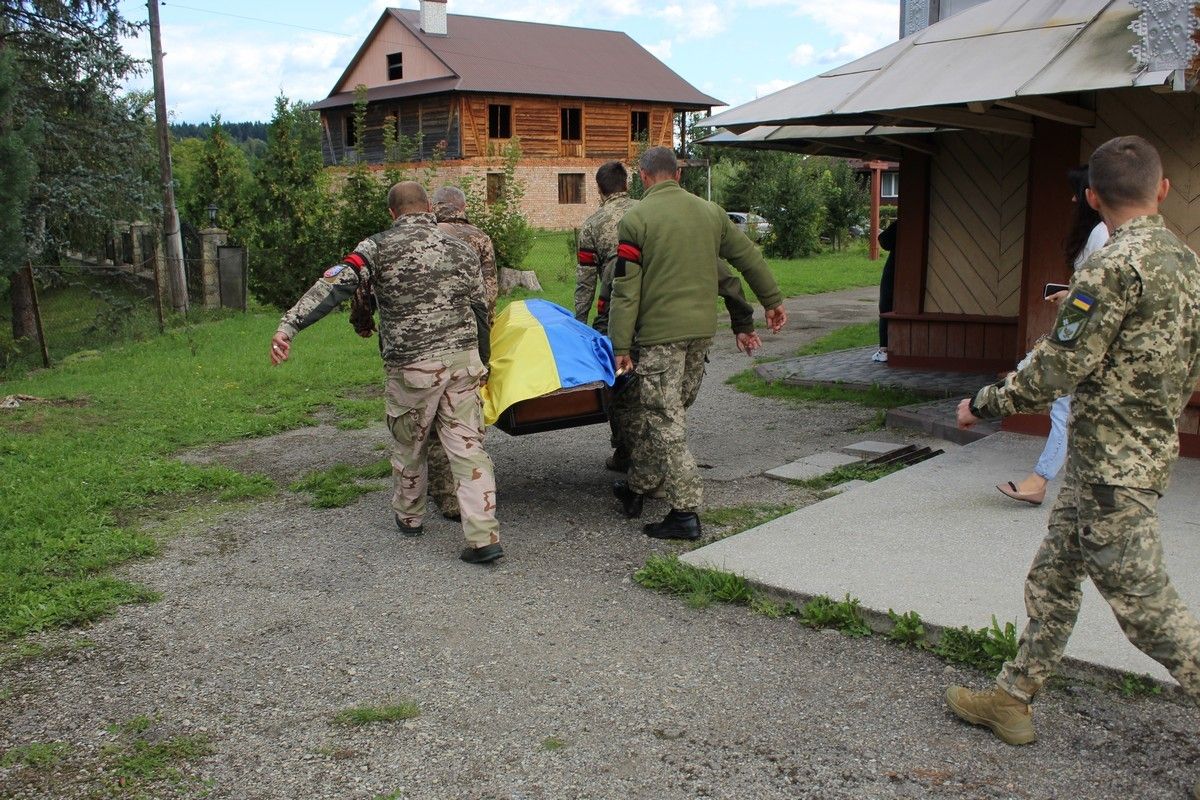 На Надвірнянщині провели в останню дорогу захисника Олександра Кальку 7