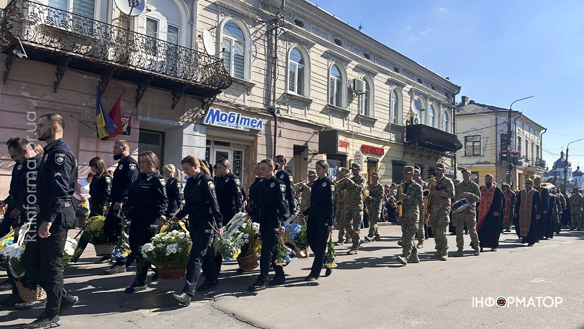 У Коломиї попрощались із загиблим капітаном поліції Ігорем Мартинюком 13